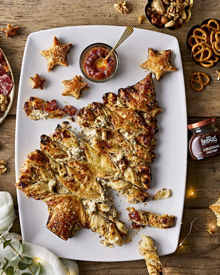 Puff pastry Christmas tree with goat’s cheese, herbs and chutney